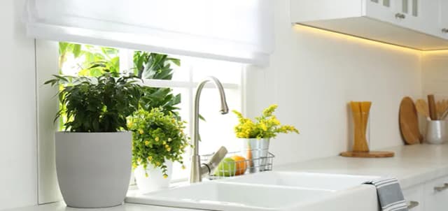 Jak ubrać okno w kuchni: 10 stylowych i praktycznych pomysłów