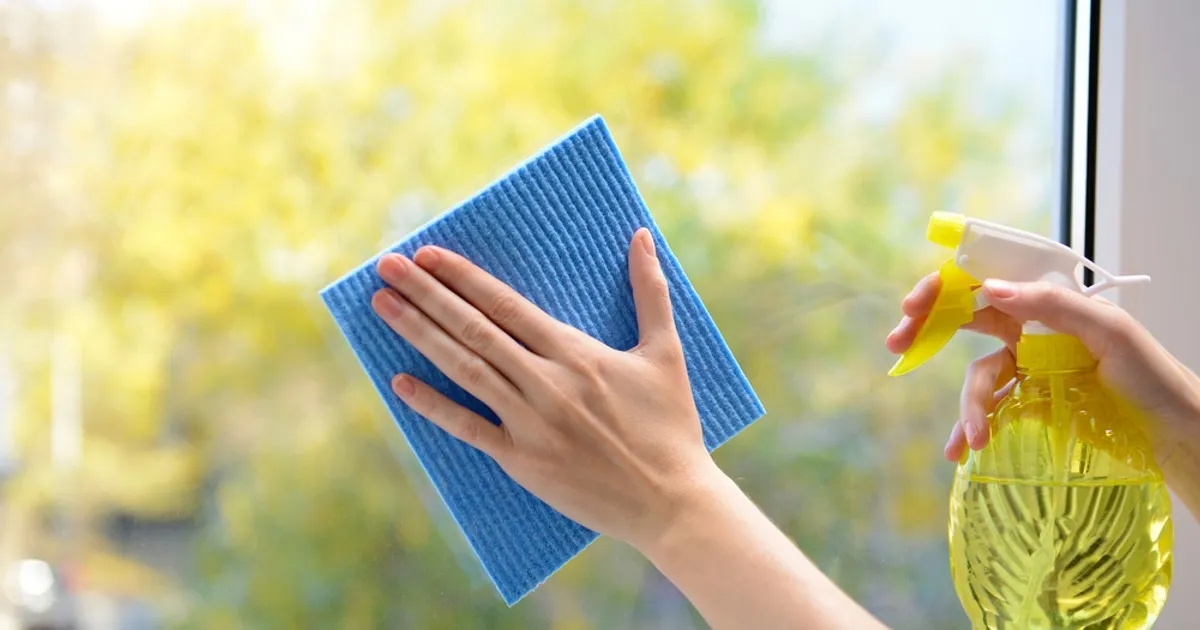 Jak skutecznie umyć okna, które się nie otwierają - 5 sprawdzonych metod