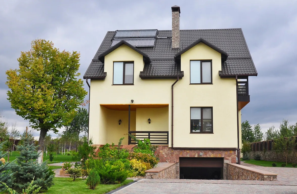 Ile kosztuje budowa domu piętrowego? Poznaj realne ceny i koszty